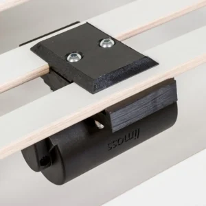 Imaginea ilustrează: Aruncă o privire mai atentă la lamelele cadrului de pat din această imagine, având un conector din plastic negru atașat cu două șuruburi. Veți observa, de asemenea, o piesă neagră rotundă dedesubt cu „imoss” imprimat ușor pe ea. Pentru mai multe detalii, vizitați site-ul thebed.ro!