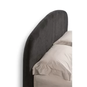 Imaginea ilustrează: Verificați „prodotto-testata-Morgan.jpg”! Vă oferă o vedere confortabilă a unui pat cu o tăblie elegantă, întunecată, rotunjită. Lenjeria de pat este de culoare deschisă și include perne confortabile și o pilotă confortabilă, toate bine poziționate pe un fundal alb clar. Pentru mai multe detalii, vizitați site-ul thebed.ro!
