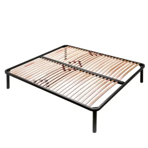 Imaginea ilustrează: Faceți cunoștință cu cadrul de pat dublu „Rete Comfort” confortabil și elegant! Acest cadru metalic, finisat în negru elegant, are picioare pătrate robuste și șipci din lemn care au o curbă delicată pentru a oferi salteaua exact cantitatea potrivită de sprijin. De asemenea, include două grinzi centrale de sprijin pentru a vă asigura că totul rămâne puternic și stabil în timp ce vă bucurați de un somn bun. Pentru mai multe detalii, vizitați site-ul thebed.ro!
