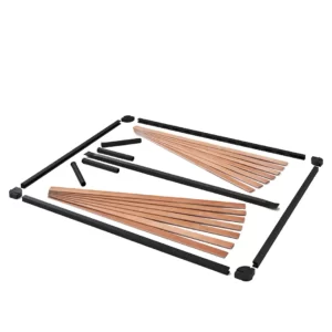 Imaginea ilustrează: Pregătește-te să-ți adun noua piesa de mobilier! În cutie, veți găsi șipci de lemn neasamblate și tije elegante de metal negre așezate pe un fundal alb. Acestea sunt componentele cheie ale produsului nostru „rete_domino_isolata”, așteaptă doar să le transformați în ceva uimitor. Asamblare fericită!. Pentru mai multe detalii, vizitați site-ul thebed.ro!