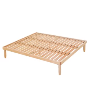 Imaginea ilustrează: Vă prezentăm cadru de pat „Safari Double”! Acest pat din lemn de culoare deschisă combină stilul minimalist și confortul robust. Dispunând de o bază elegantă cu șipci și picioare solide, este perfect pentru orice dormitor. Amplasat pe un fundal alb curat, va adăuga cu siguranță o notă de eleganță spațiului tău fără a sparge banca!. Pentru mai multe detalii, vizitați site-ul thebed.ro!